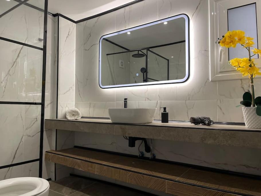 Hideaway Boutique Apartment เอเธนส์ ภายนอก รูปภาพ
