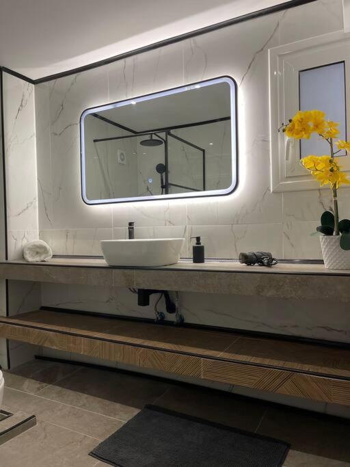Hideaway Boutique Apartment เอเธนส์ ภายนอก รูปภาพ